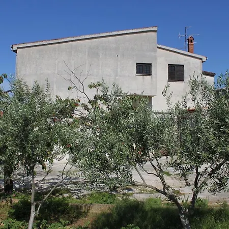 With Parking Space - 7681 * Pula