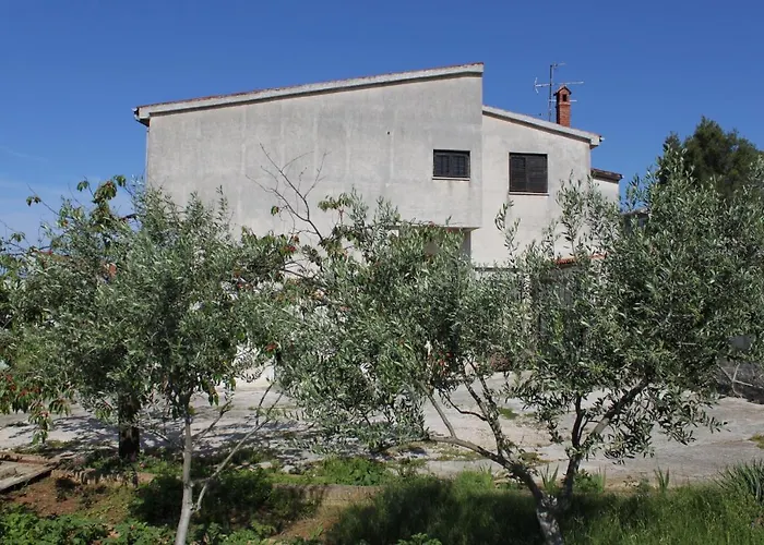 With Parking Space - 7681 * Pula